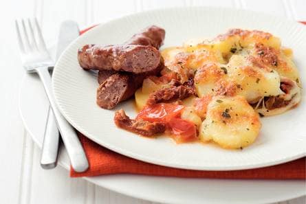 Italiaanse aardappelschotel met worstjes