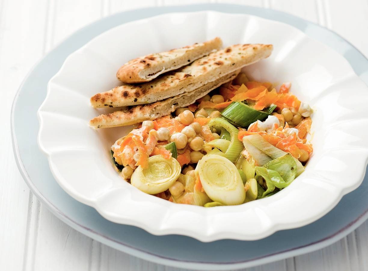 Stoofpotje van prei en kikkererwten met naanbrood