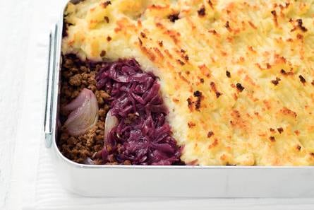 Rodekoolschotel met uiengehakt