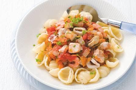 Pasta met tomaten-vissaus