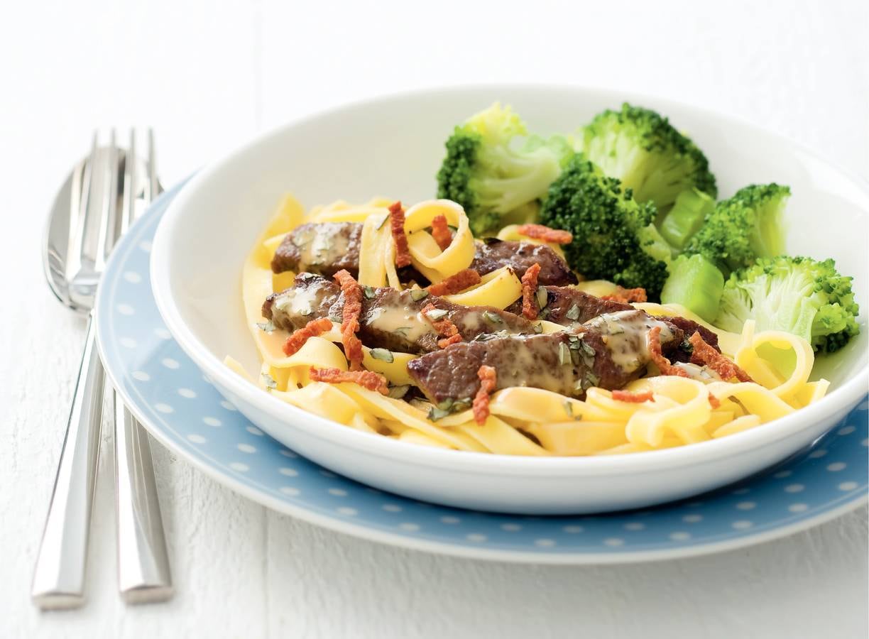 Tagliatelle met biefstukreepjes en broccoli