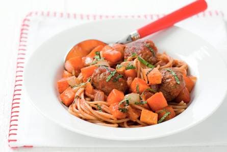 Spaghetti met balletjes in tomaten-kaneelsaus