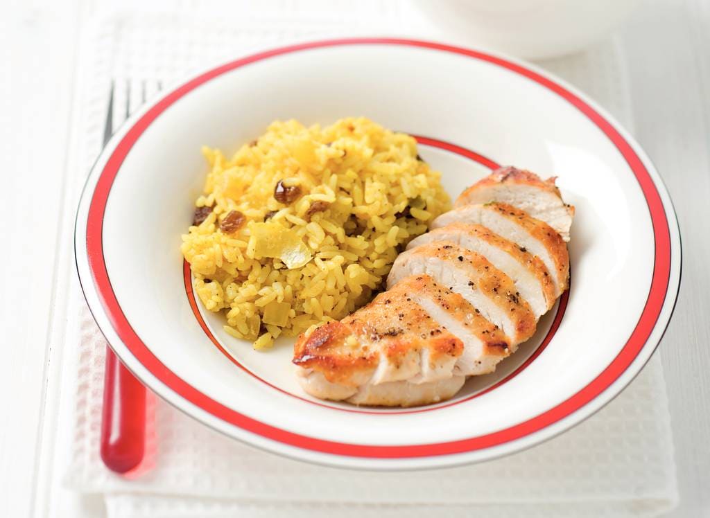 Kerrierijst met kipfilet en rozijnen