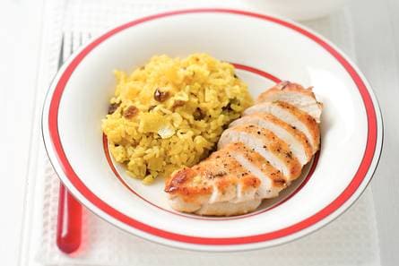 Kerrierijst met kipfilet en rozijnen