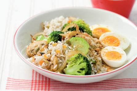 Notenrijst met broccoli en satésaus