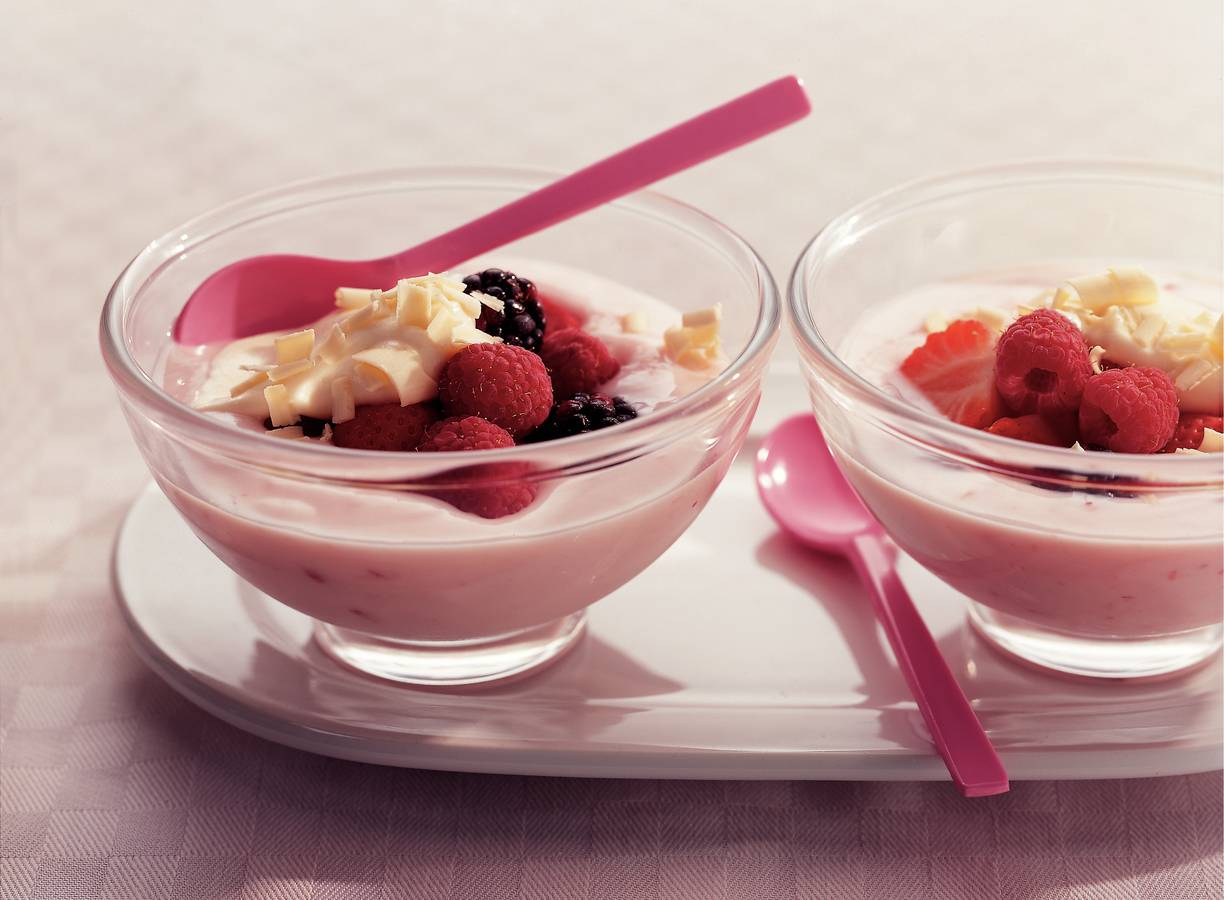 Roodfruitcoupe met witte-chocoladeroom