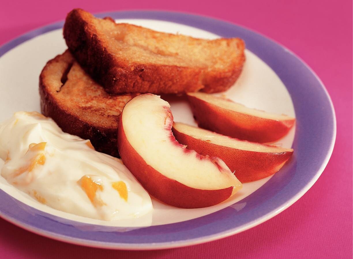Wentelteefjes van suikerbrood met nectarine