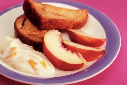 Wentelteefjes van suikerbrood met nectarine