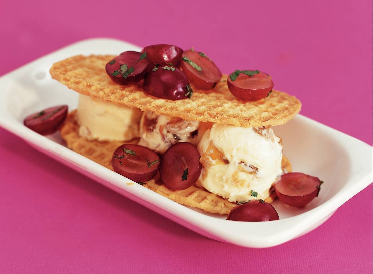 Wafels met malaga-ijs en gemarineerde druiven