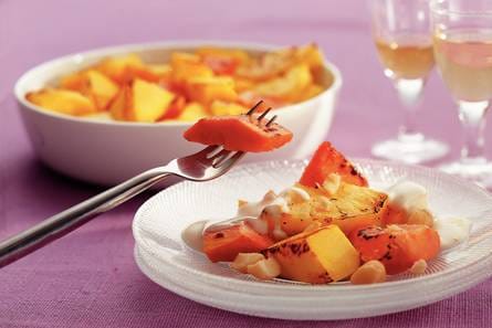 Gegrilde exotische fruitsalade met gember-bananenkwark