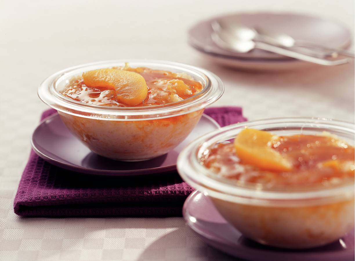 Gekarameliseerde rijstpuddinkjes met perzik