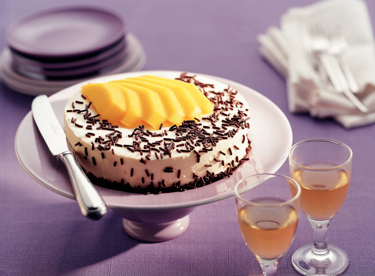 Taart van romige mousse en mango