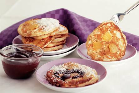 Amerikaanse kokospannenkoekjes met ananas en chocoladesaus