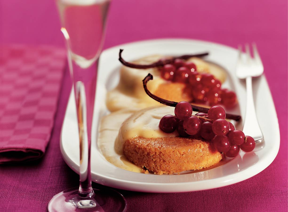 Zandtaartjes met custard en bessen