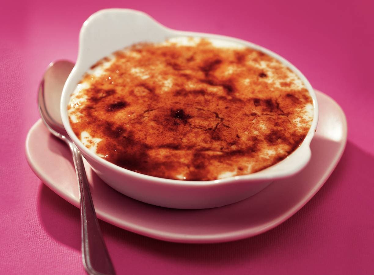 Yoghurt-crème brûlée met framboos en
perzik
