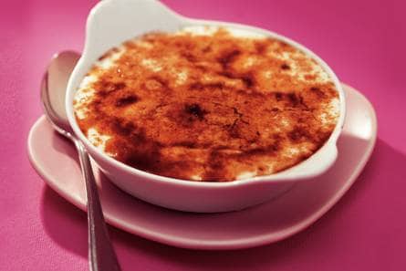 Yog­hurt-crè­me brûlée met fram­boos en
per­zik