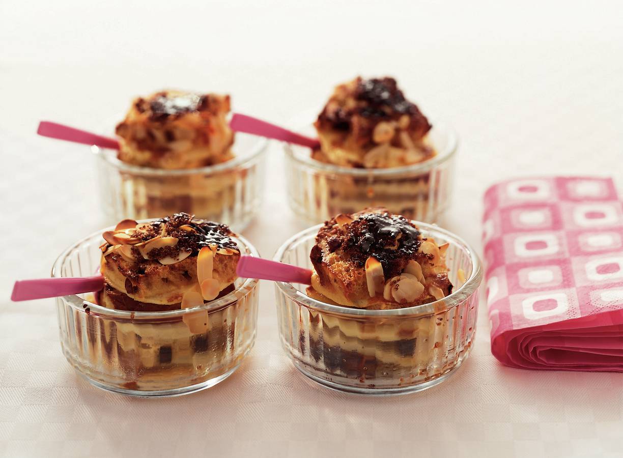 Bread en butterpuddinkjes met amandelen en basterdsuiker
