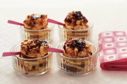 Bread en butterpuddinkjes met amandelen en basterdsuiker