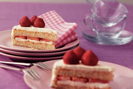 Yoghurtroomtaart met limoen en aardbeien