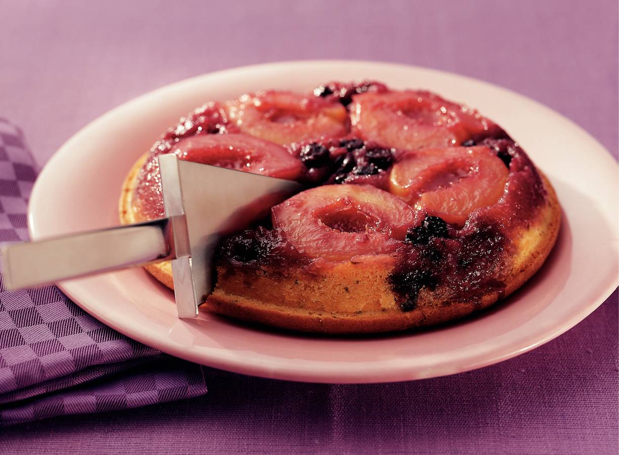 Omgekeerde nectarinetaart met kruiden en blauwe bessen