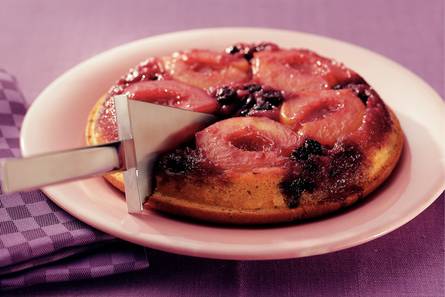 Omgekeerde nectarinetaart met kruiden en blauwe bessen