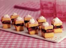 Lekker bij de koffie of thee: petitfours! Deze mini-cakejes zijn door de mooie laagjes een lust voor het oog én buik.