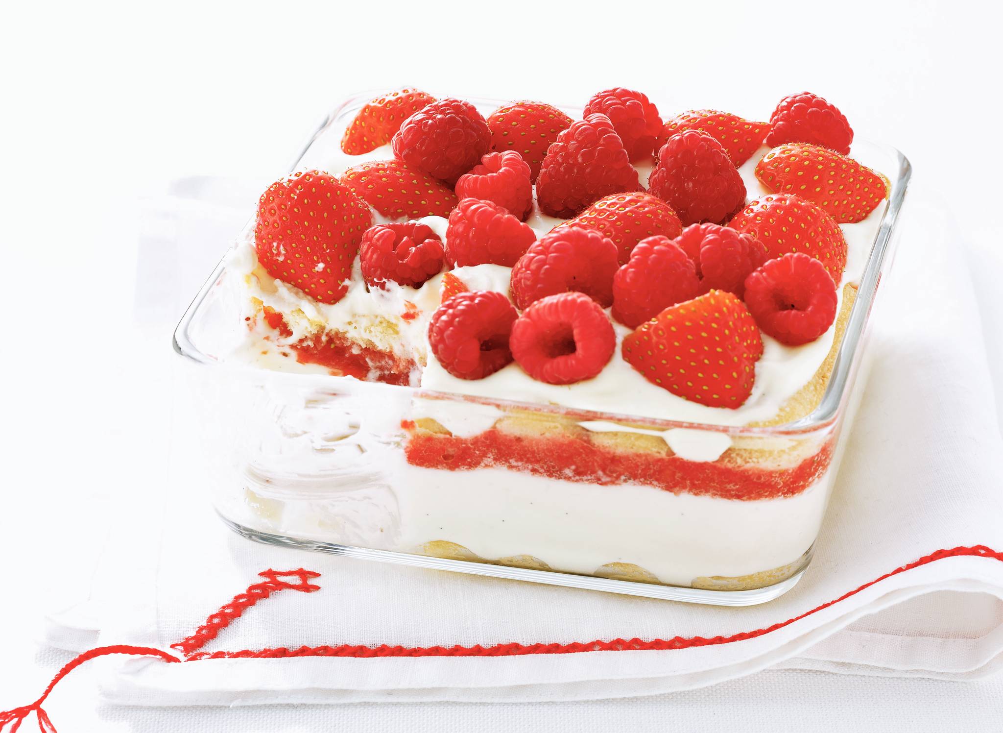 Aardbeientiramisu met frambozen recept - Allerhande | Albert Heijn