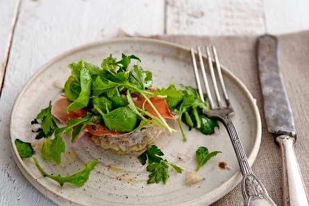 Artisjokbodem met serranoham en kruidensalade