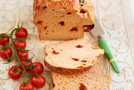Zelfgemaakte tomatenbrood