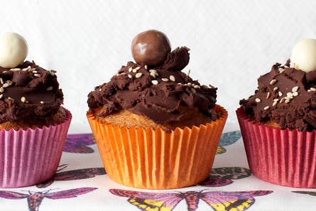 Rozijnen-sesamcupcakes met chocoladeganache