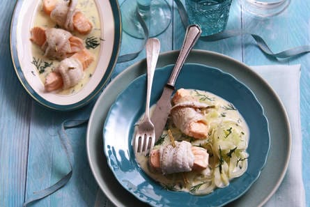 Noordzeetongrolletjes met zalm en dillesaus