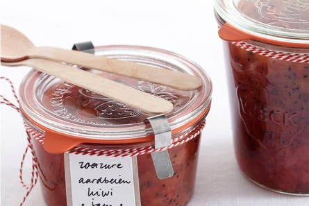 Zoetzure aardbeien-kiwi-jam