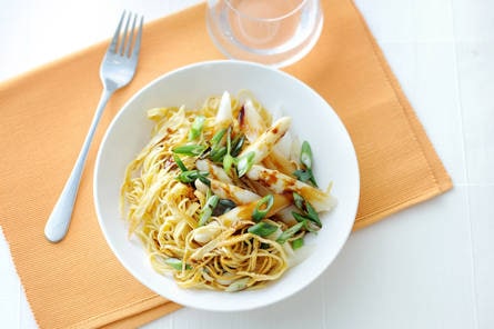 Oosterse asperges met omelet en mie
