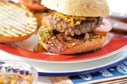 Broodje hamburger met cheddar