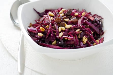 Rodekool met rozijnen en pijnboompitten