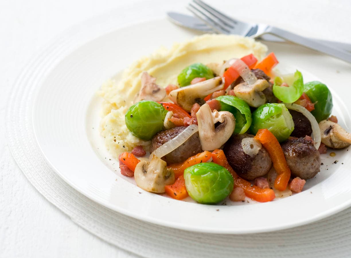 Geroerbakte spruiten met worst en champignons