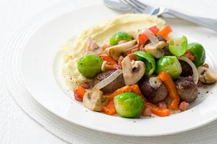 Geroerbakte spruiten met worst en champignons