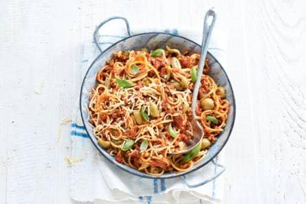 Spaghetti met gehakt en knoflookolijven