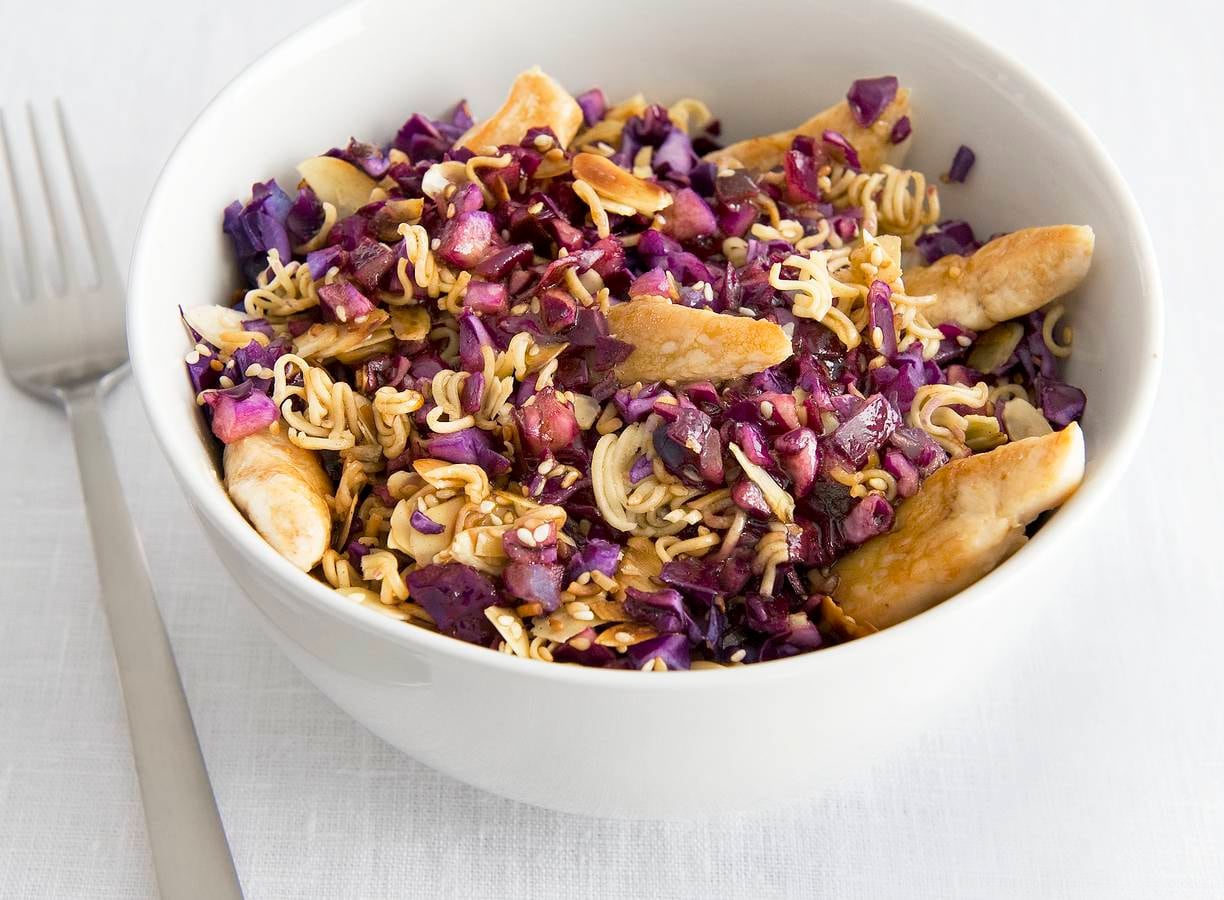 Japanse rodekoolsalade met noedels