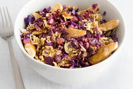 Japanse rodekoolsalade met noedels