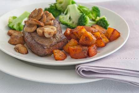 Patatas bravas met biefstuk en broccoli