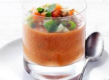 Houd je van pittig? Dan is deze pittige gazpacho voor jou! Dankzij rode pepers krijgt dit koude soepje toch een beetje hitte.