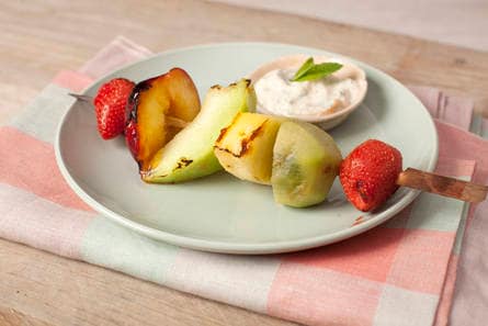 Zomerfruitkebabs met abrikozen-yoghurtdip
