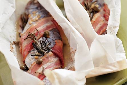 Forel met spek in pakketje