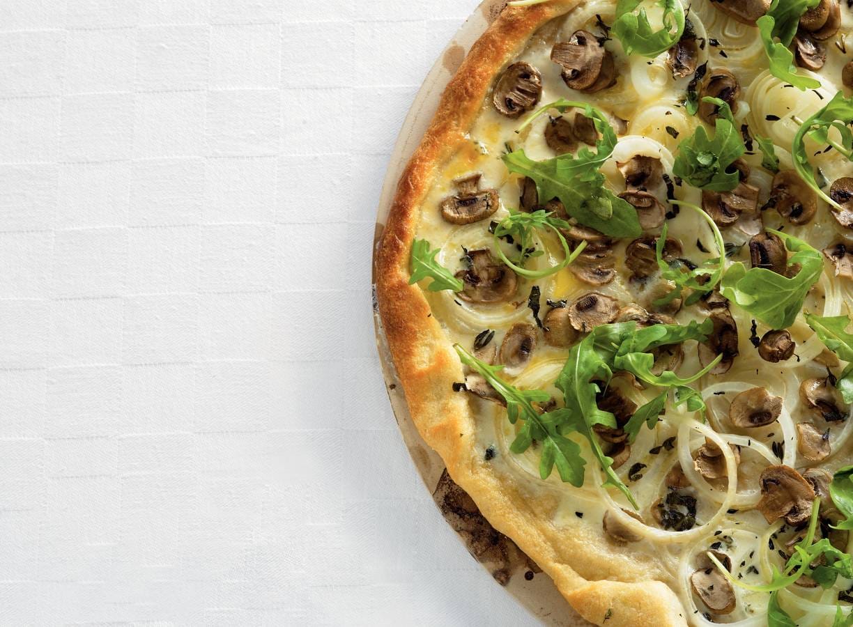 Witte pizza met rucola en tomatensaus