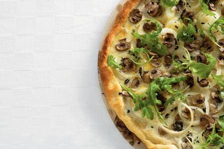 Witte pizza met rucola en tomatensaus