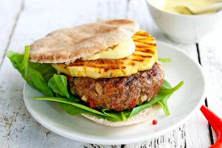 Hamburger met gegrilde ananas