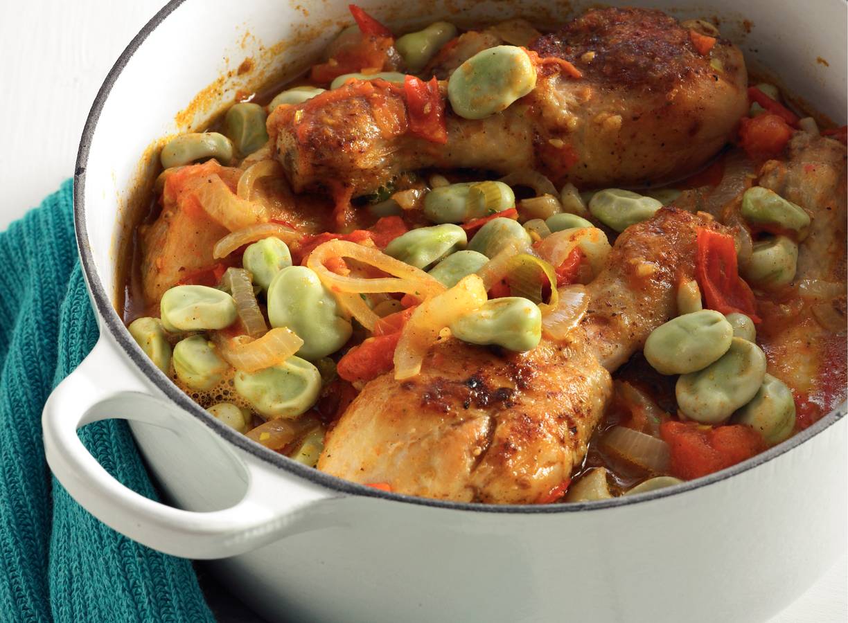 Tajine van tuinbonen en tomaten met kip