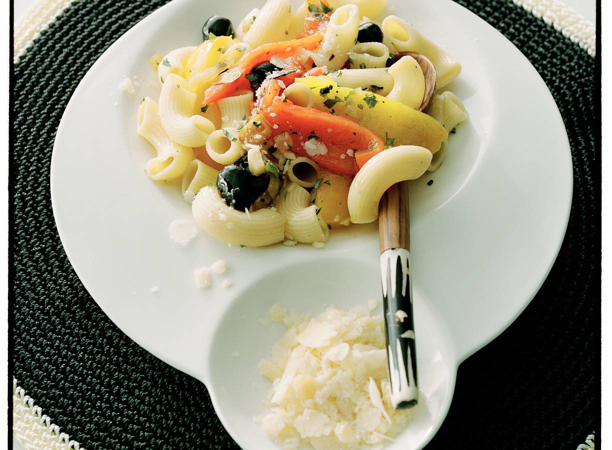 Macaroni met geroosterde paprika en olijven