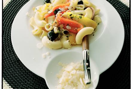 Macaroni met geroosterde paprika en olijven